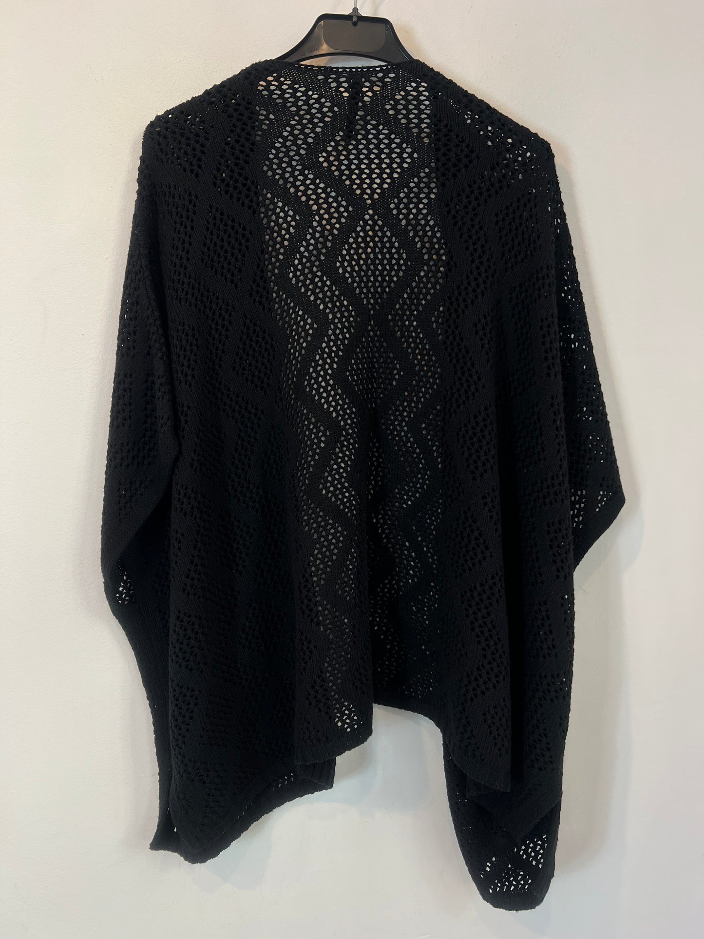 STRADIVARIUS. Cárdigan negro troquelado T.m