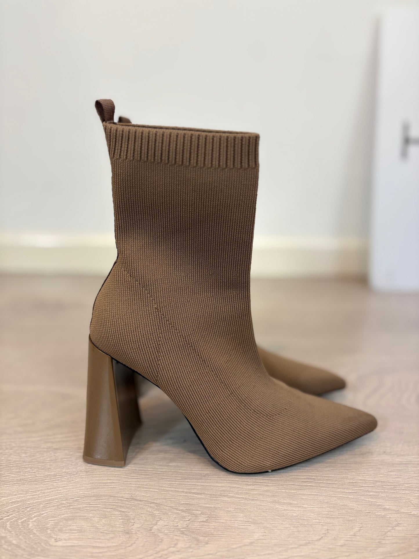 ´ZARA. Botin beige elástico. T 38