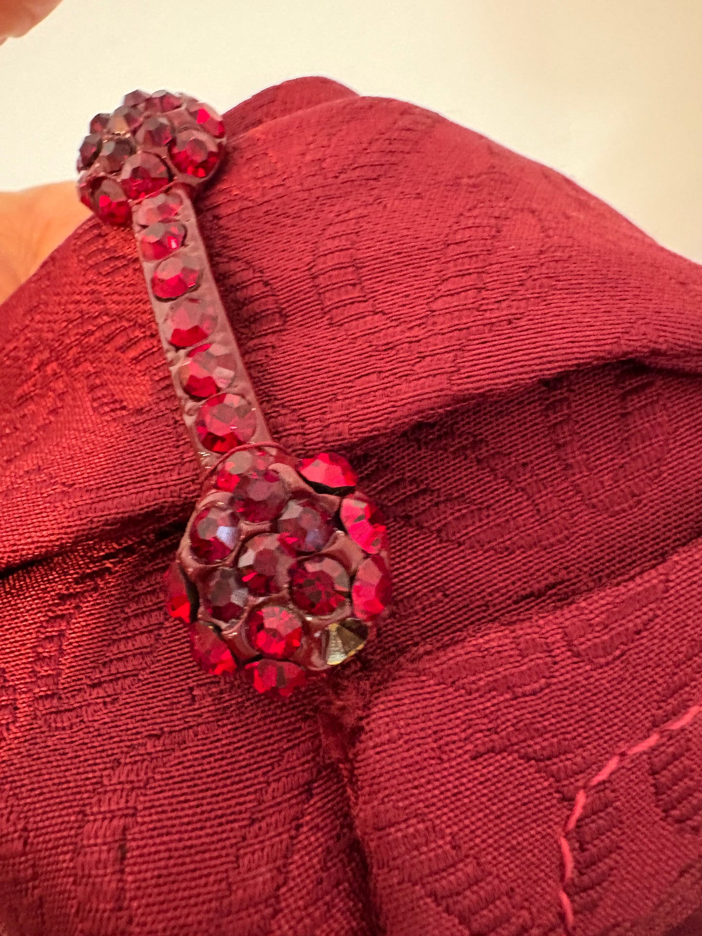 LOEWE. Pantalón pinzas burdeos anagrama