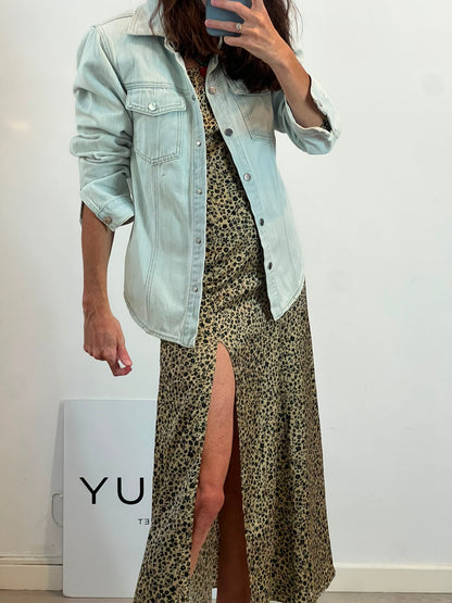 COOSY. Camisa denim azul claro