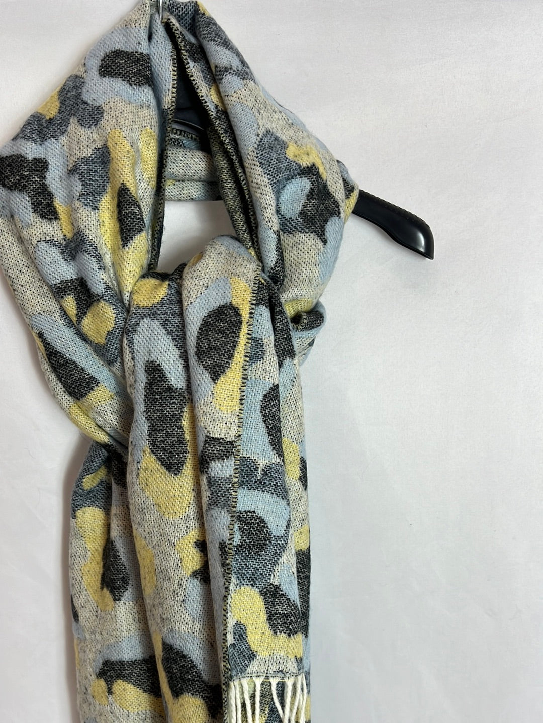 BIMBA Y LOLA. Bufanda estampada flecos