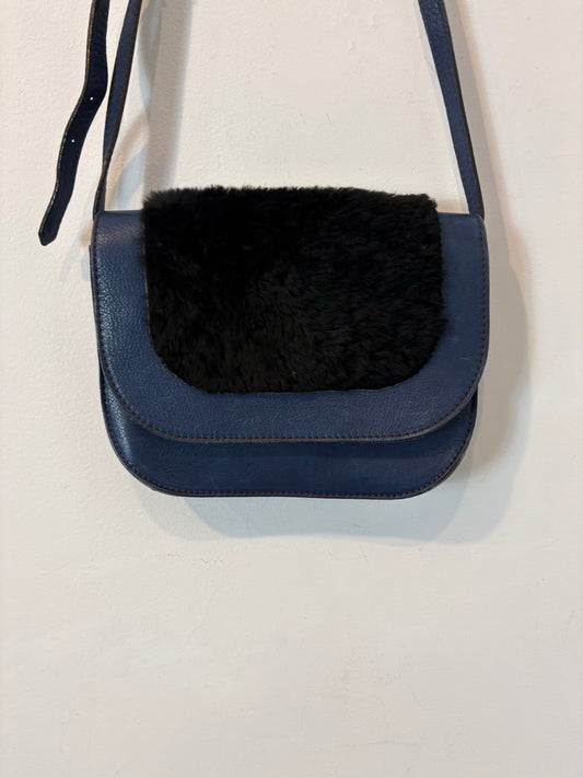 MERCULES. Bolso piel azul asa larga