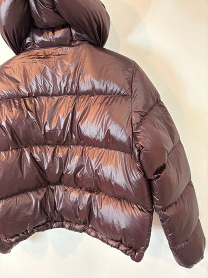 EMME Marella. Plumas berenjena oscuro capucha