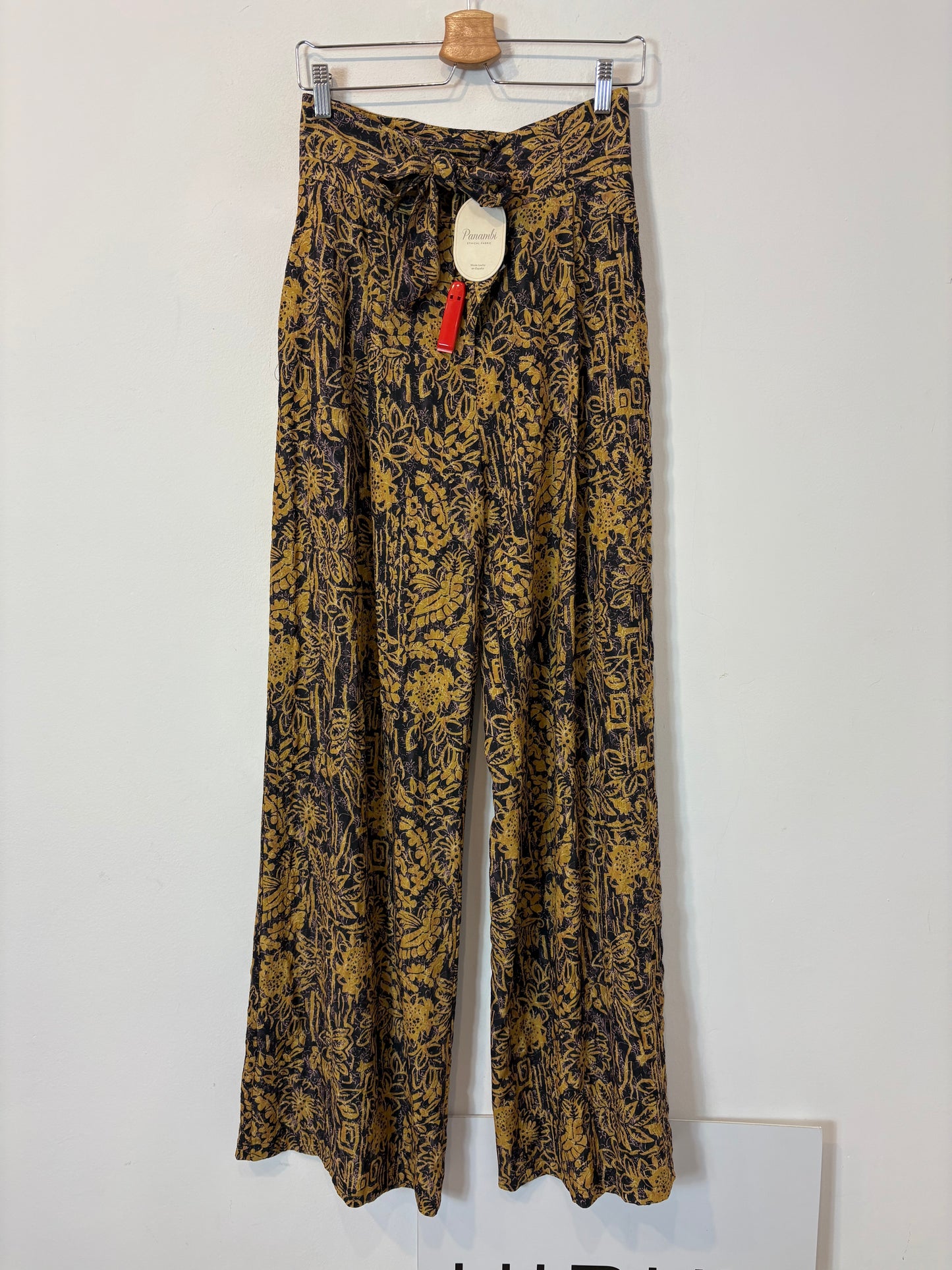 PANAMBI. Pantalón estampado fluido