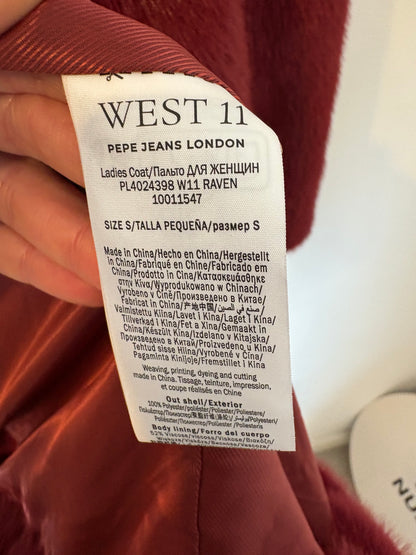 WEST 11 PEPE JEANS LONDON. Abrigo burdeos en efecto pelo