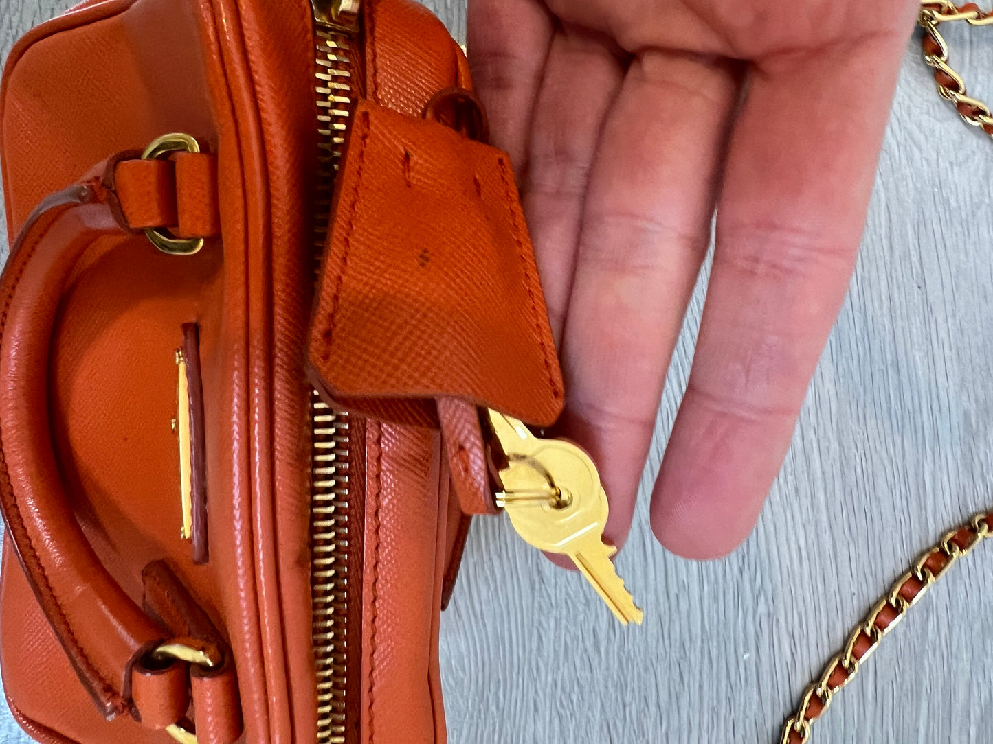 PRADA. Bolso mini Galleria naranja