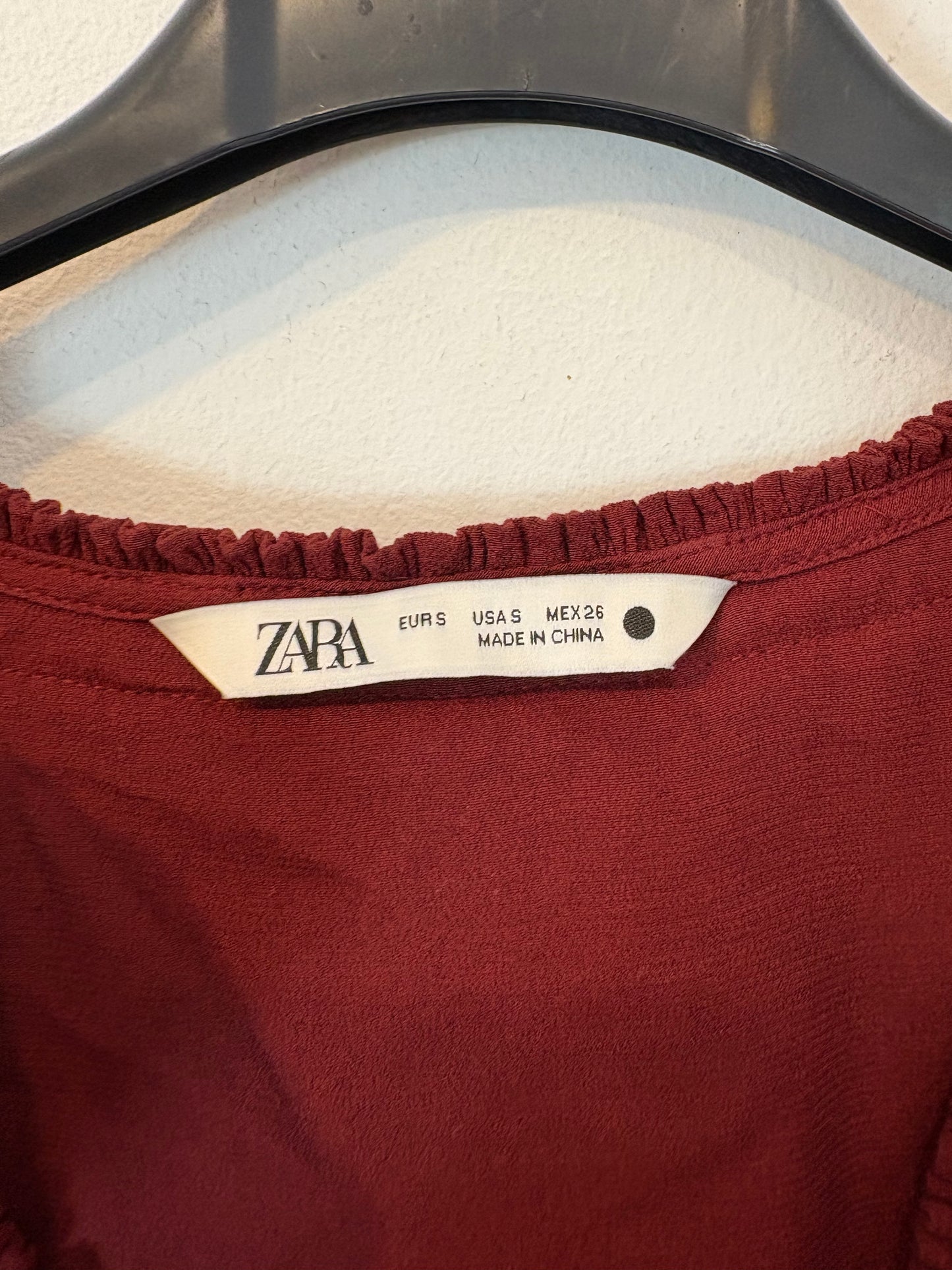 ZARA. Vestido granate volantes. T S