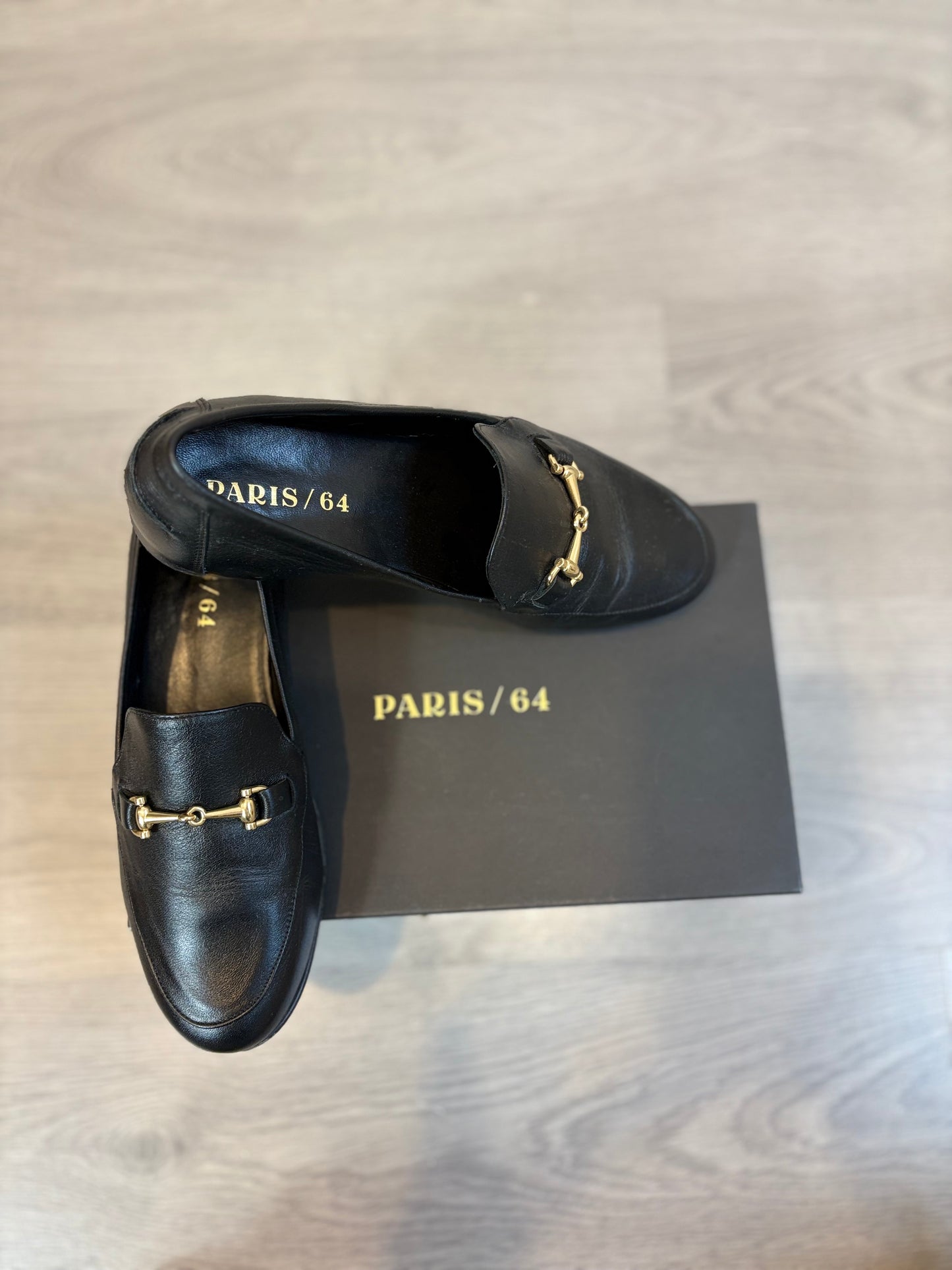 PARIS 64. Mocasines negros piel. T 39