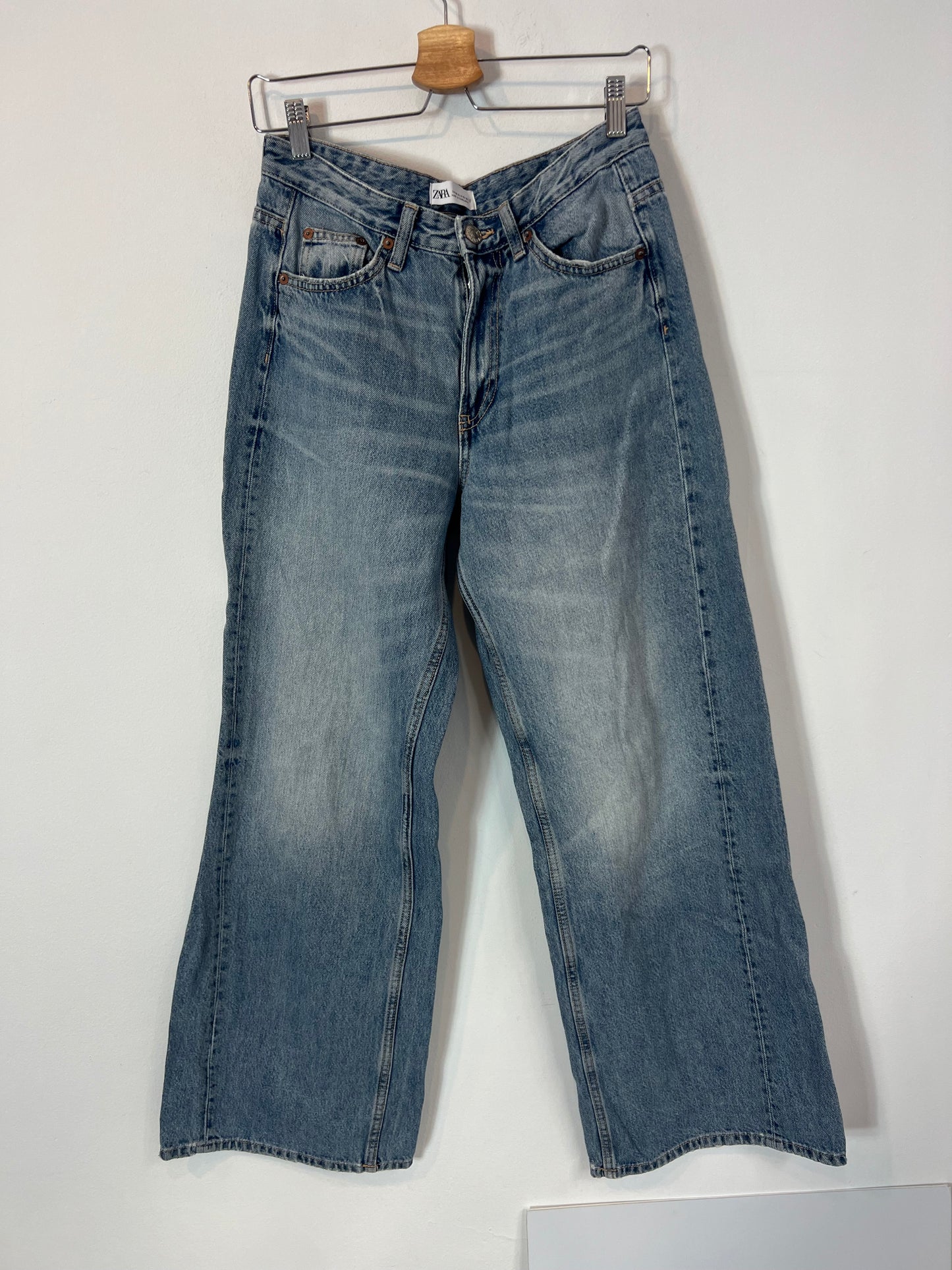 ZARA. Denim pata ancha lavado medio. T 36