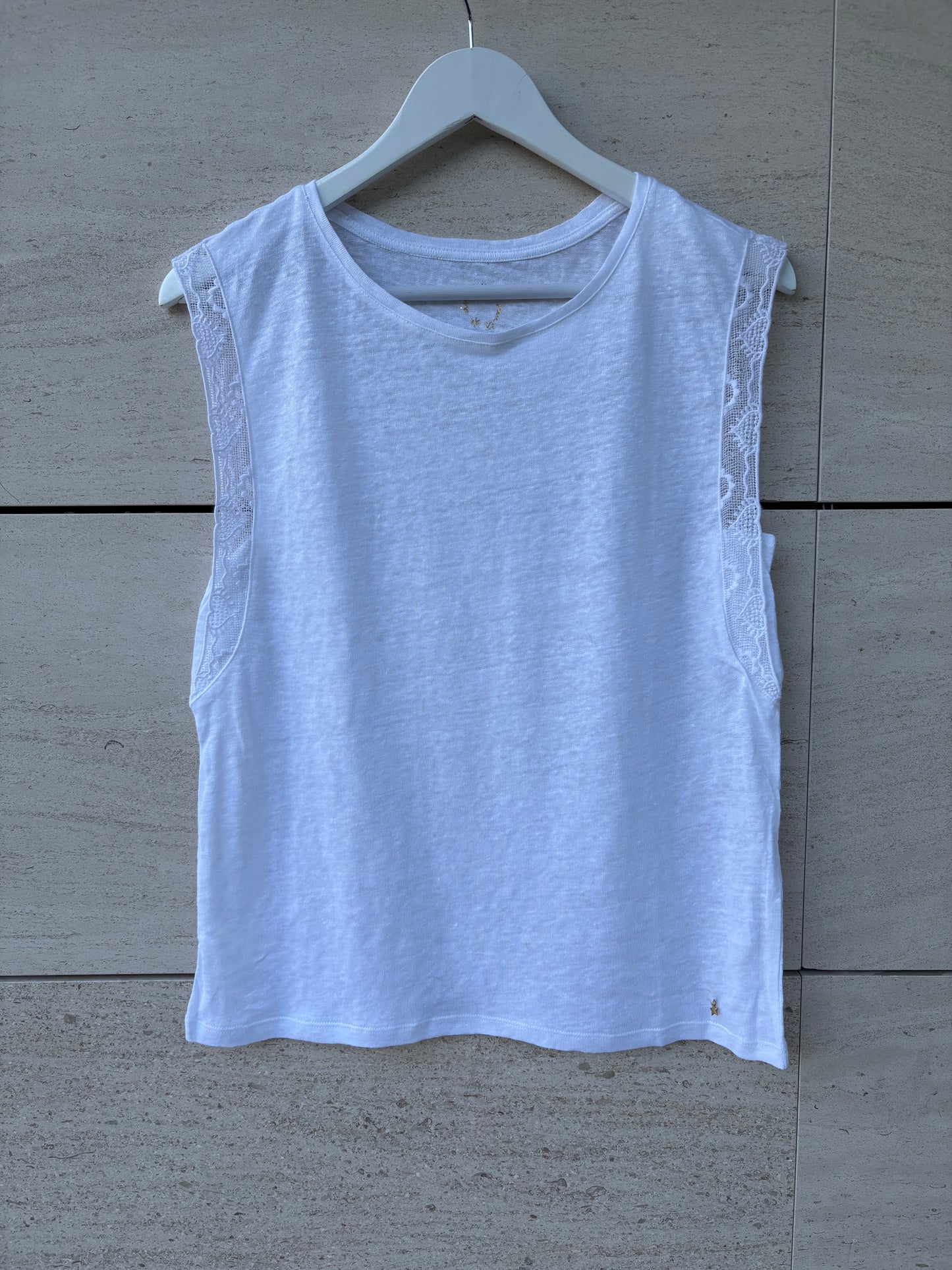 DES PETITS HAUTS. Top lino blanco detalle mangas