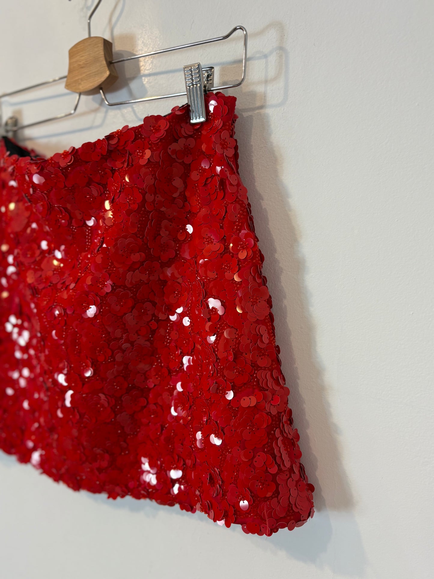 ZARA. Falda lentejuelas roja. T M