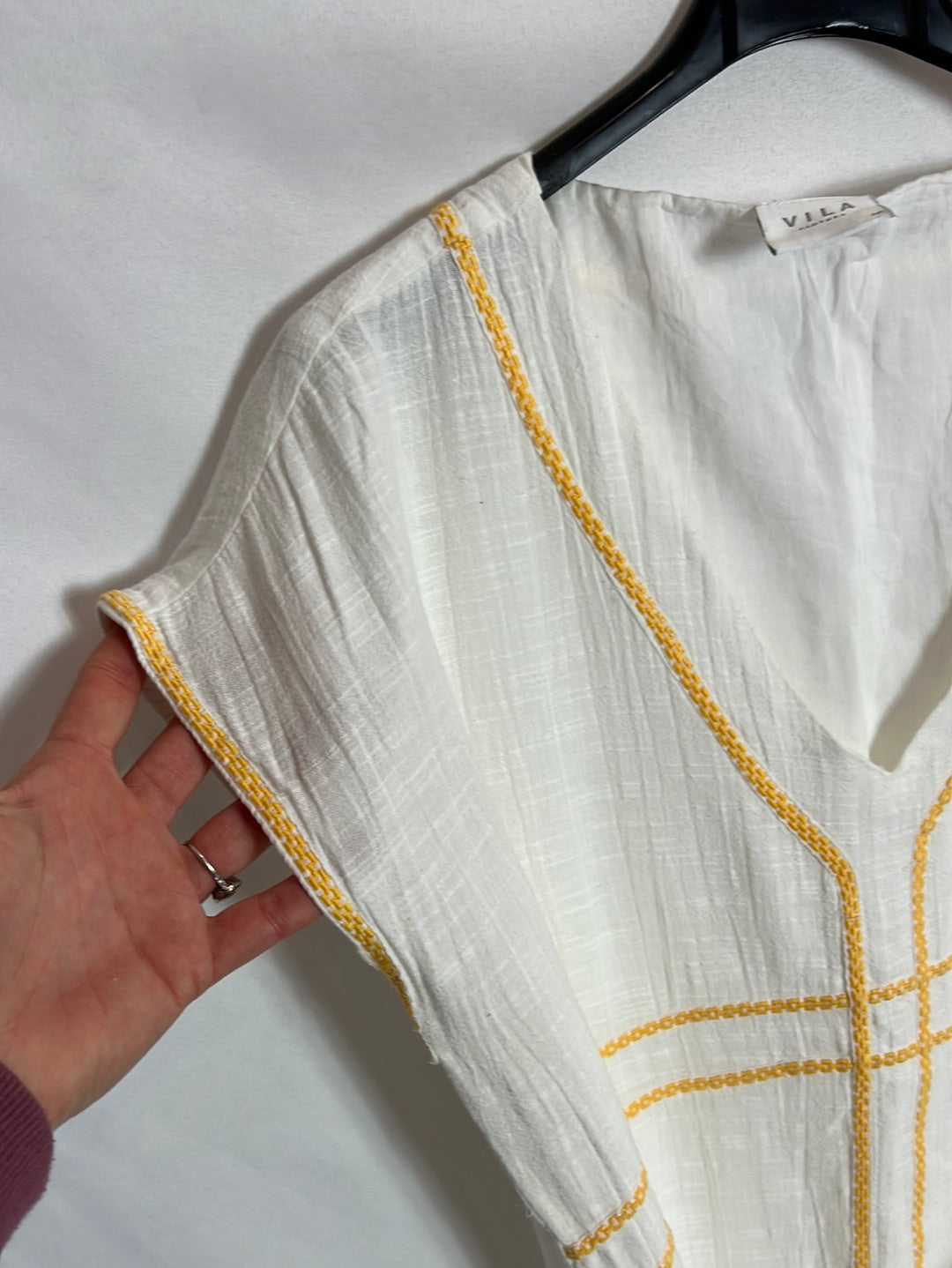 VILA. Vestido midi blanco botados  amarillos. T 38