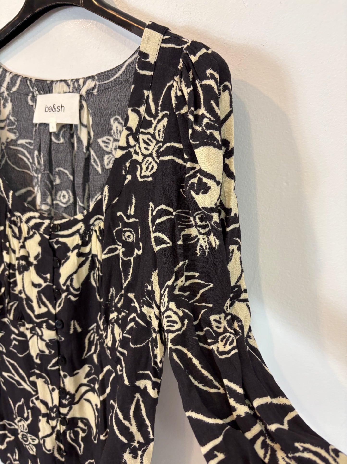 BA&SH. Blusa negra flores. T 1 (S)