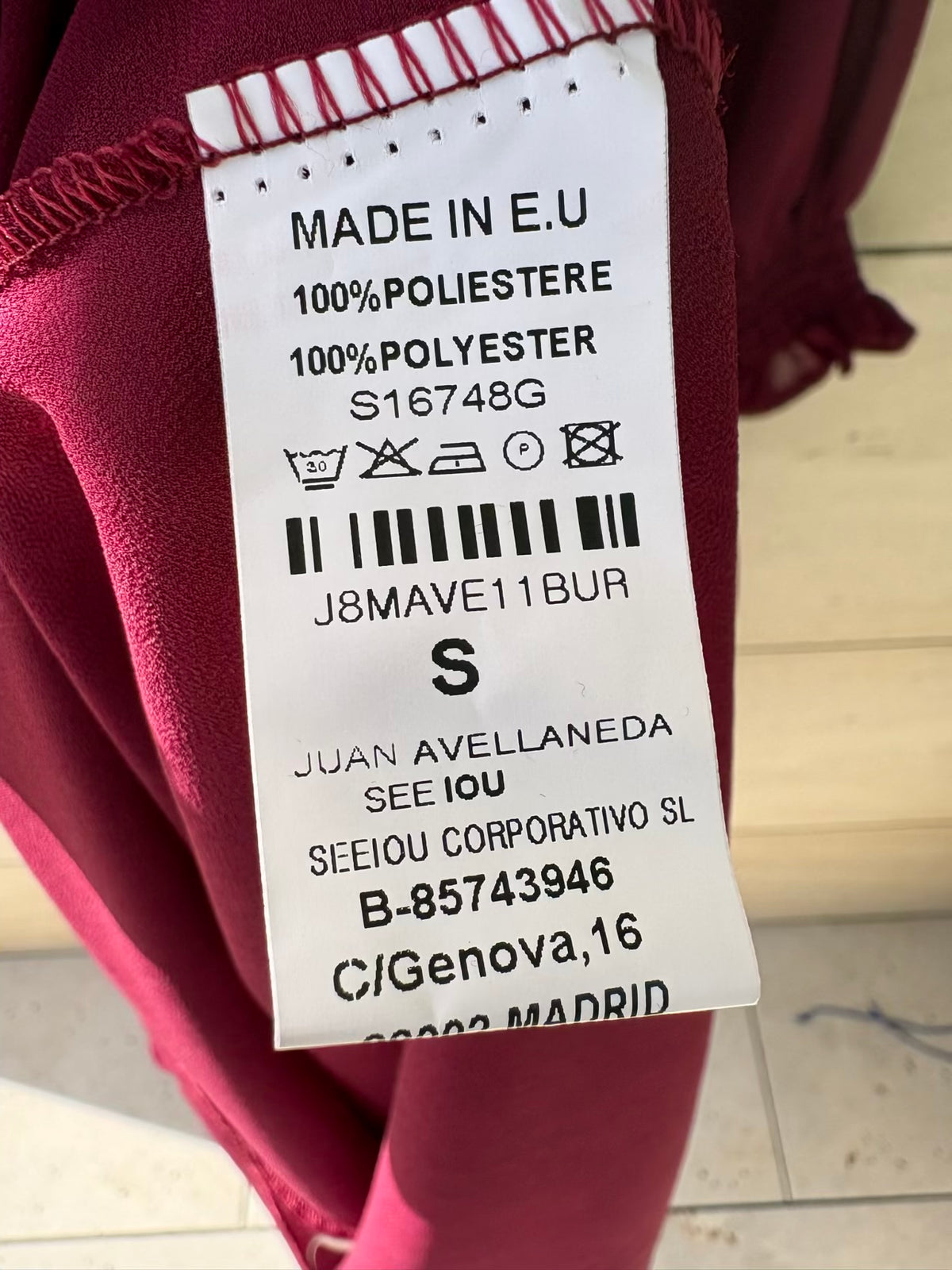 JUAN AVELLANEDA x SEEIOU. Vestido midi fluido granate