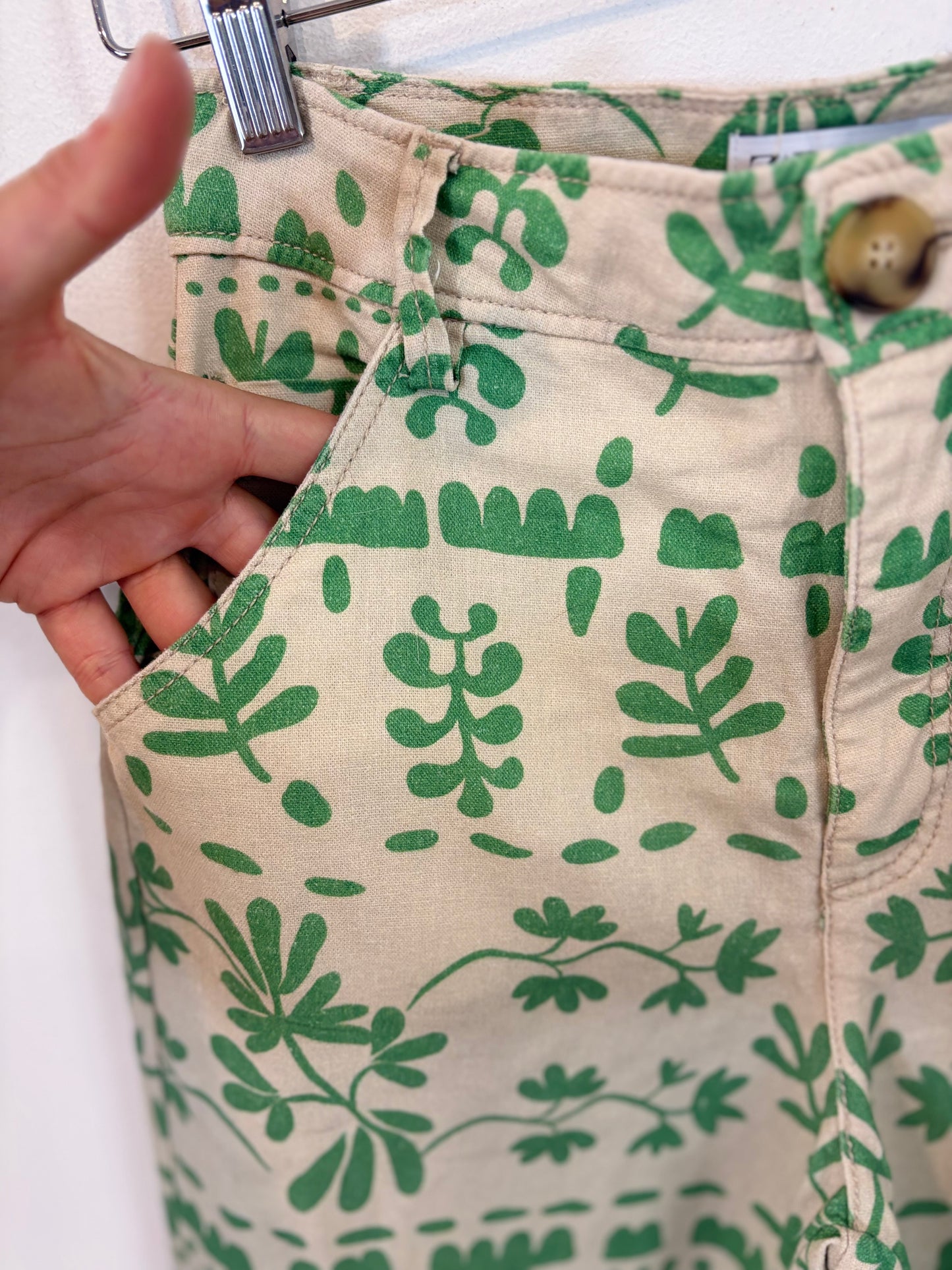 ZARA. Pantalón estampado con lino