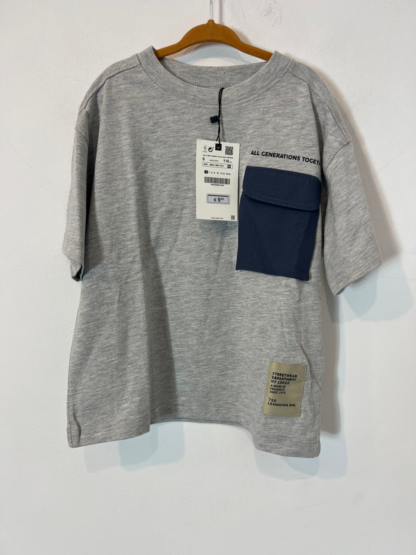 ZARA. Camiseta gris bolsillo. T 6 años