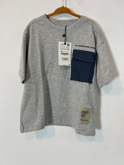 ZARA. Camiseta gris bolsillo. T 6 años