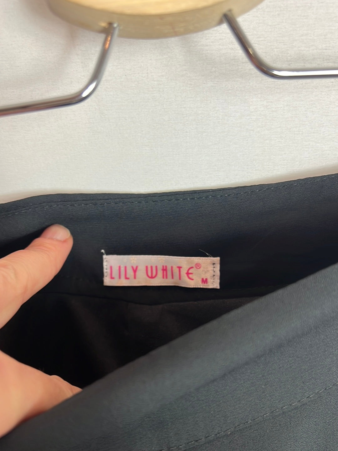 LILY WHITE. Pantalón corto negro bordados y lentejuelas. T M