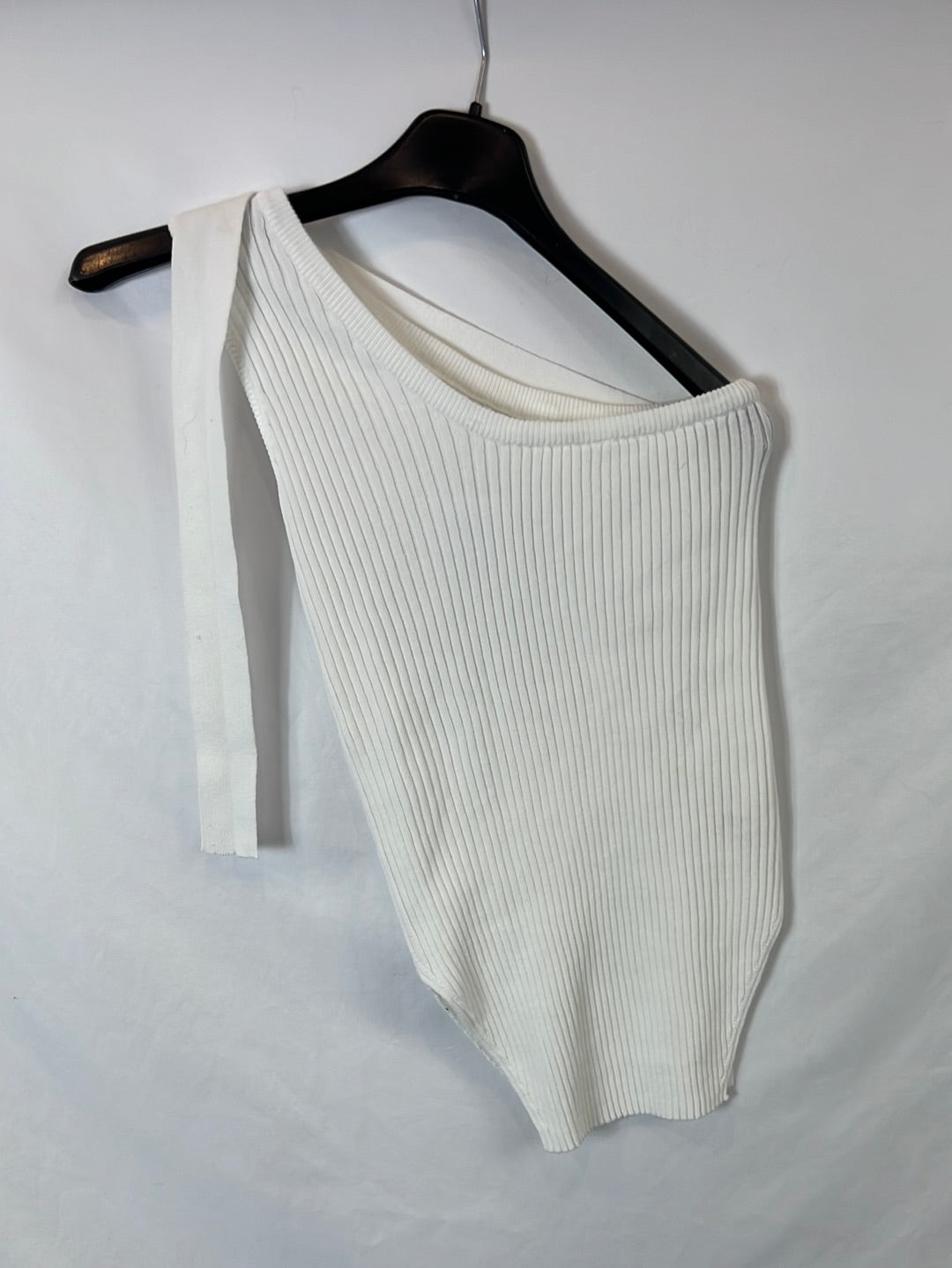 COMMENSE. Top blanco asimétrico canalé  T.m