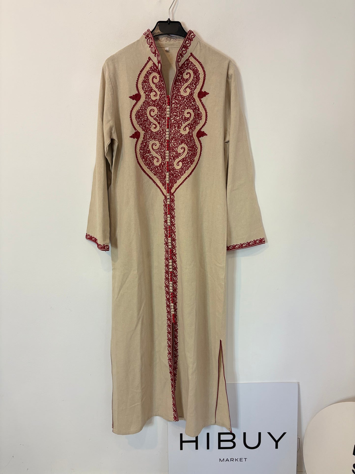 Vestido caftán beige detalles