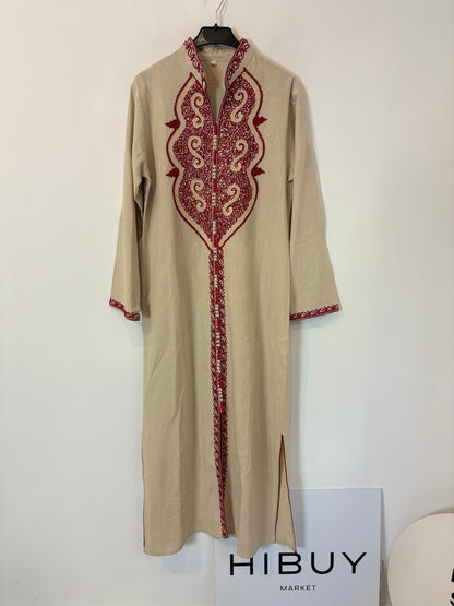 Vestido caftán beige detalles
