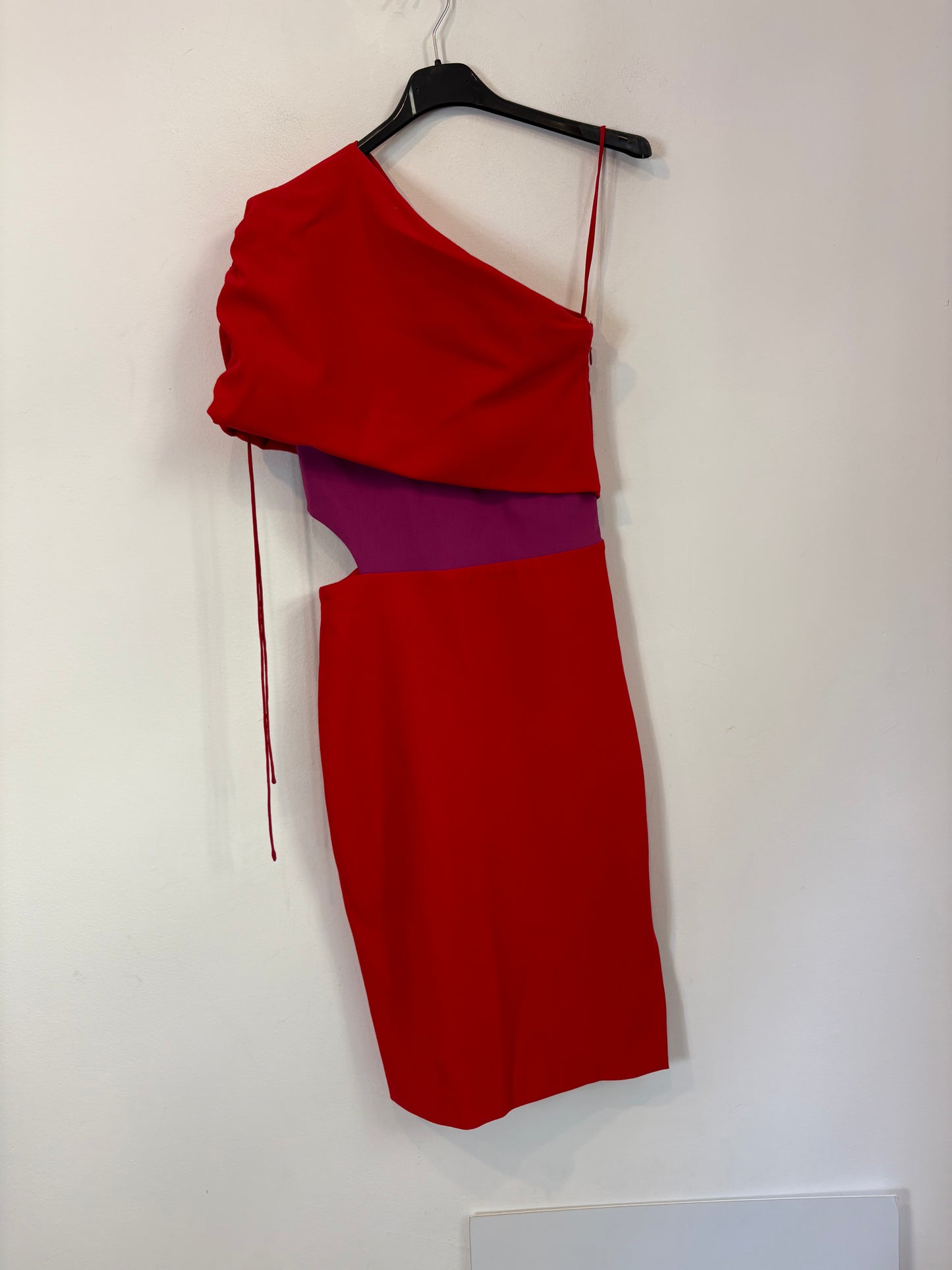 HANEY. Vestido corto bicolor asimétrico