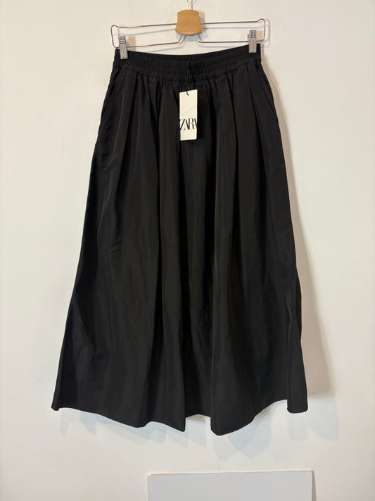 ZARA. Falda larga negra bolsillos