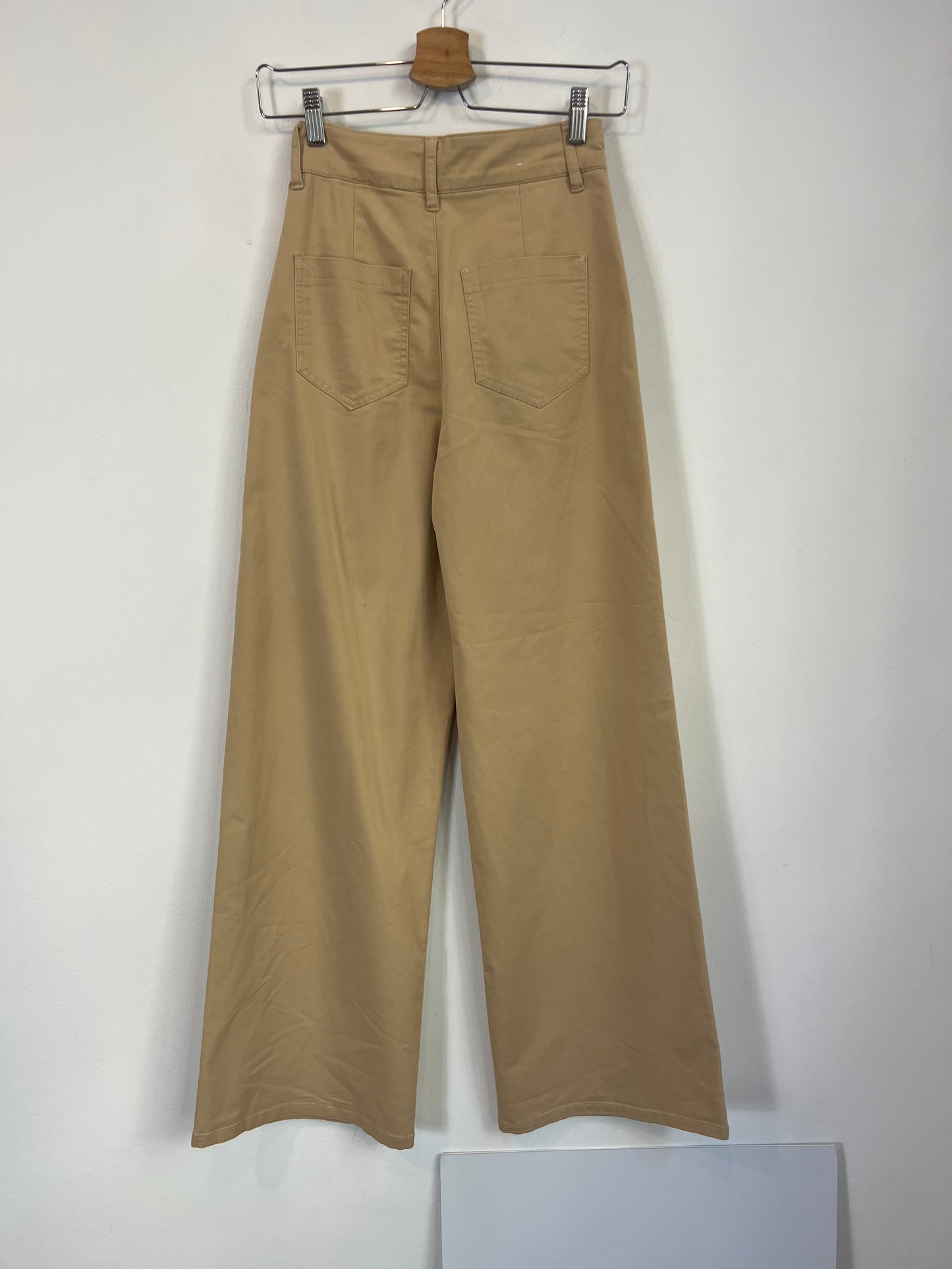 BERSHKA. Pantalón camel pinzas T.32