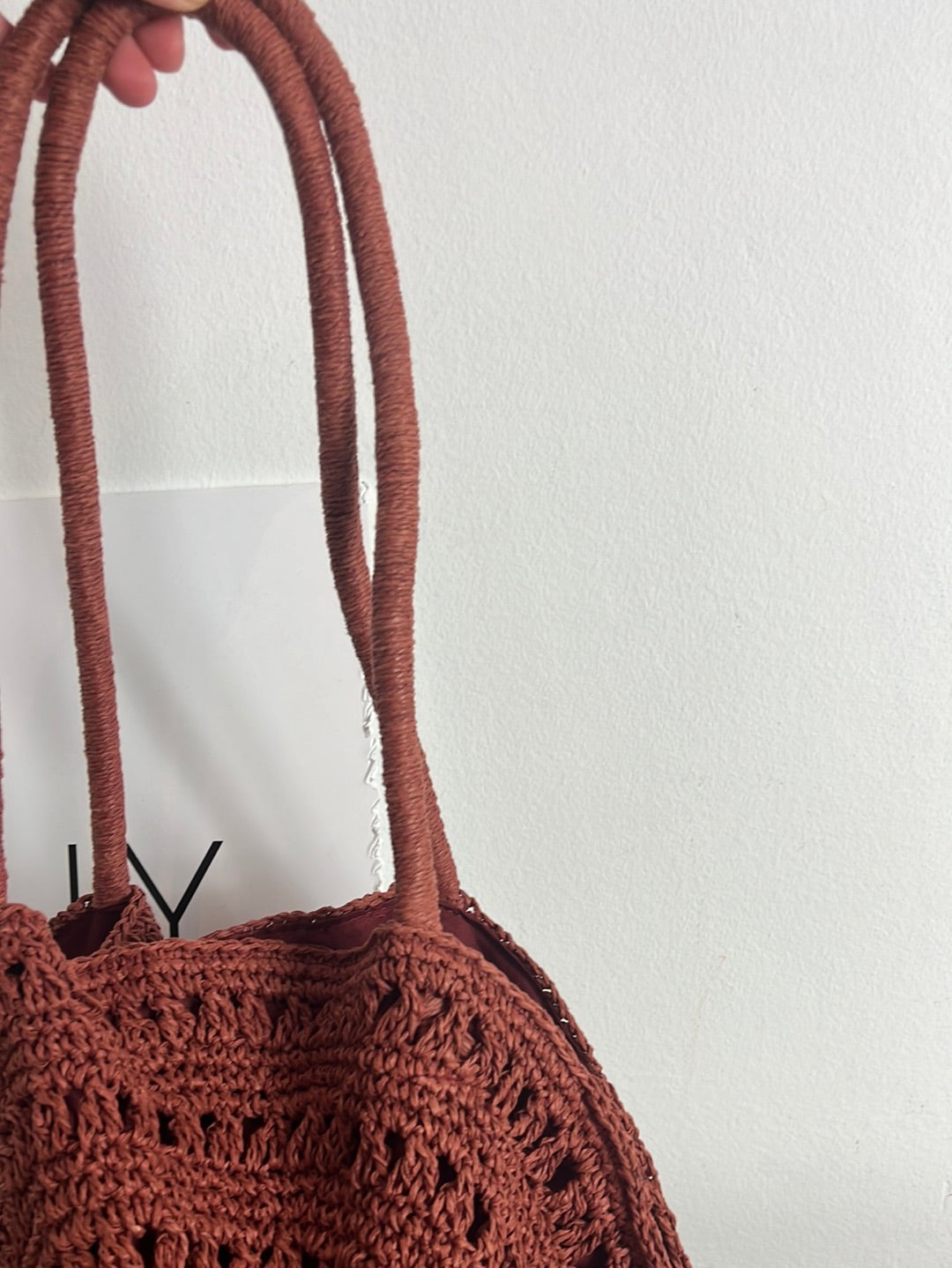 PIMKIE. Bolso rafia color teja redondo