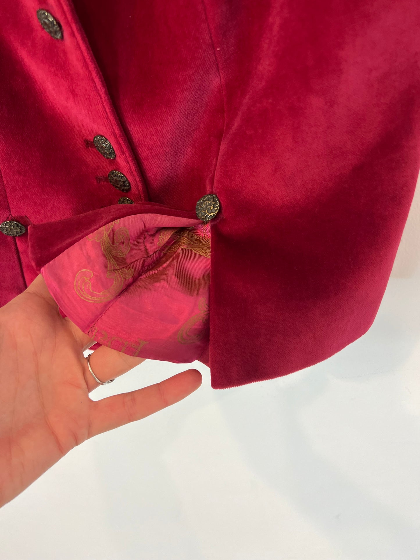 TBA. Chaleco terciopelo burdeos T.36