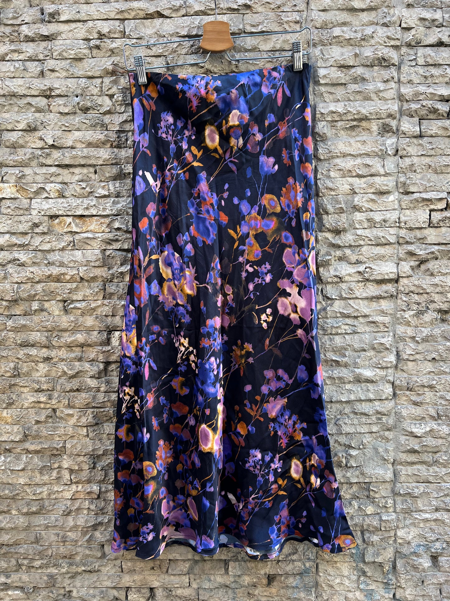 VALENTINA GARI. Falda midi satinada estampada