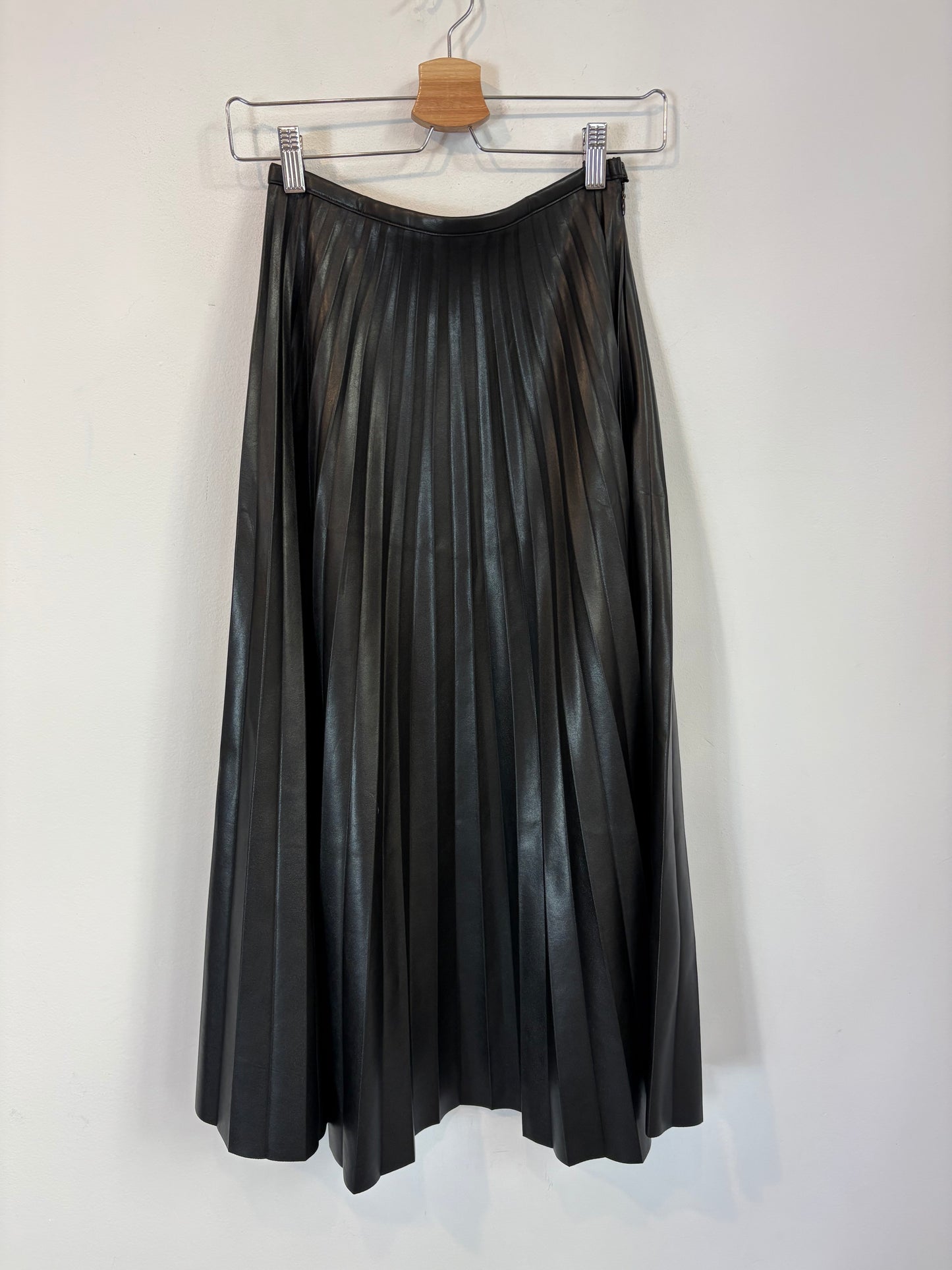 H&amp;M. Black pleated midi skirt. TXS