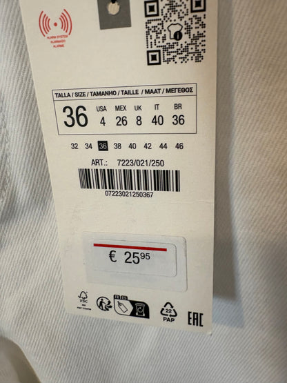ZARA. Denim blanco mom fit