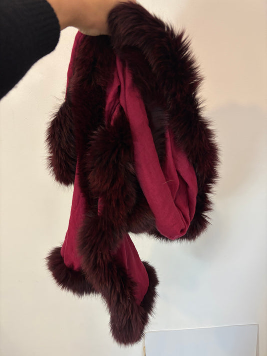 OTRAS. Bufanda burdeos con pelo