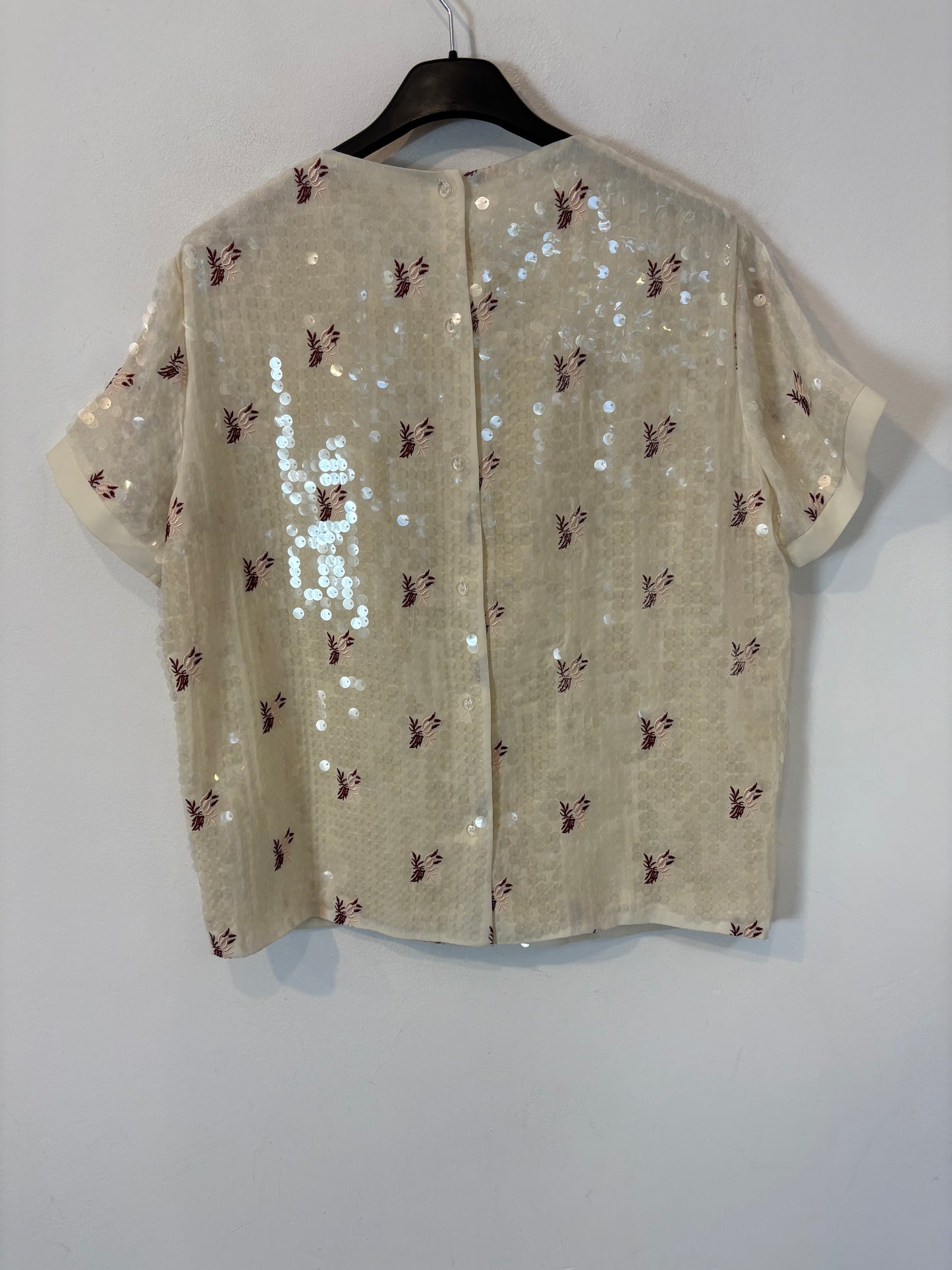 MAJE. Top lentejuelas y bordados