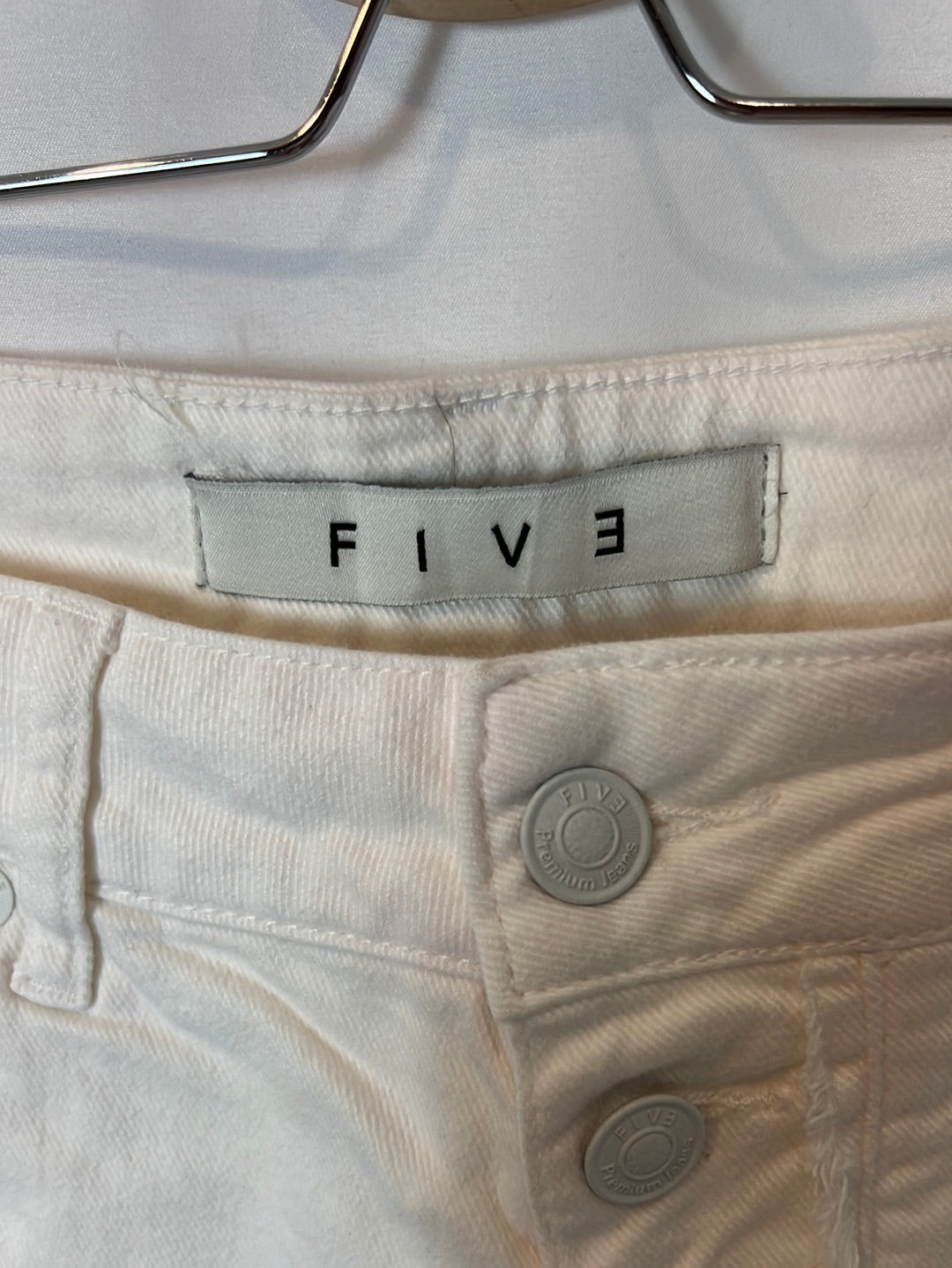 FIVE. White buttoned denim shorts. T 27 (38)