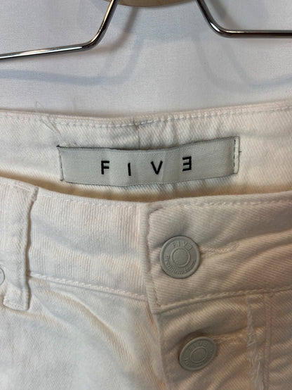 FIVE. White buttoned denim shorts. T 27 (38)