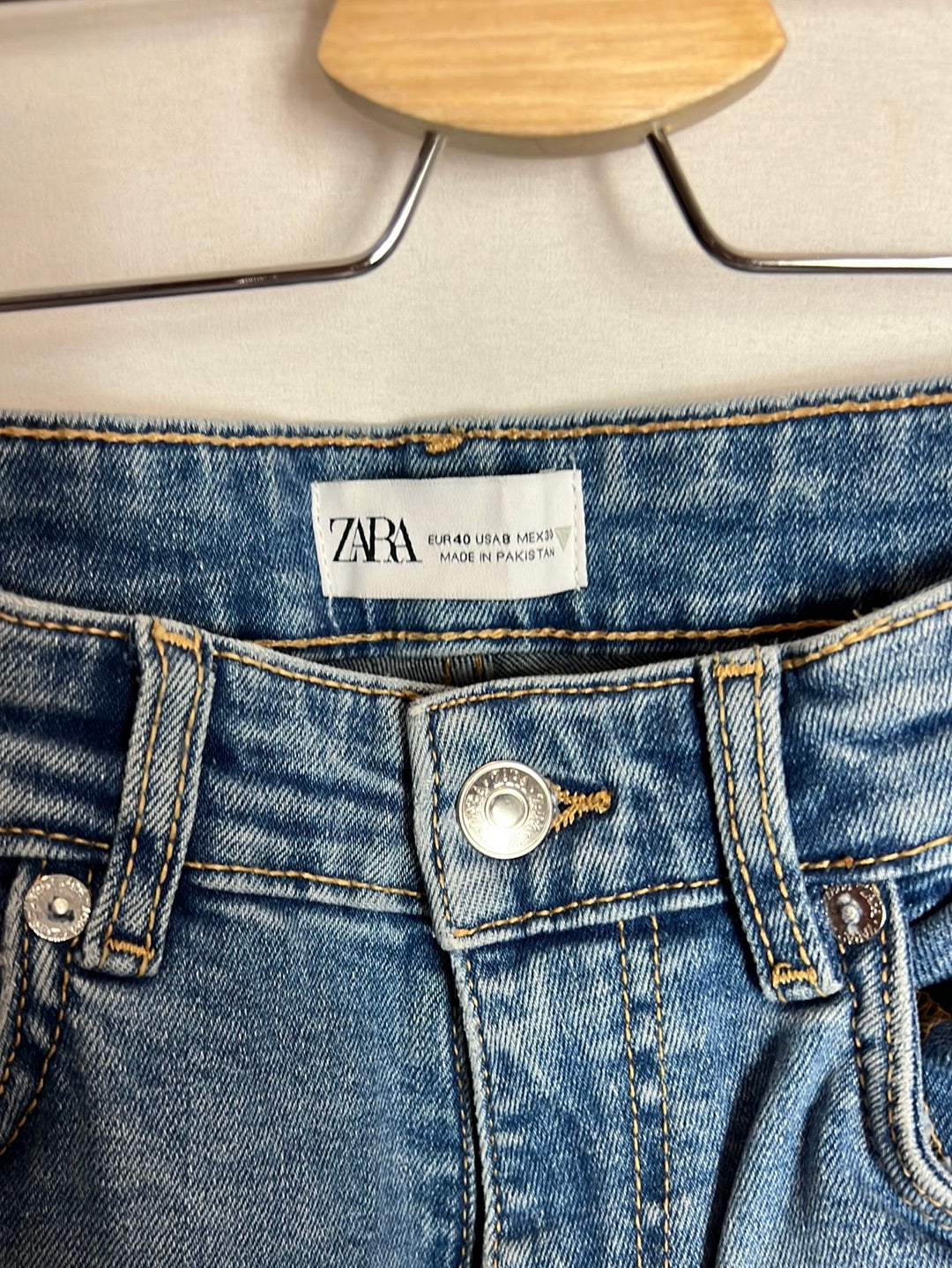 ZARA. Slightly flared cropped denim. T 40