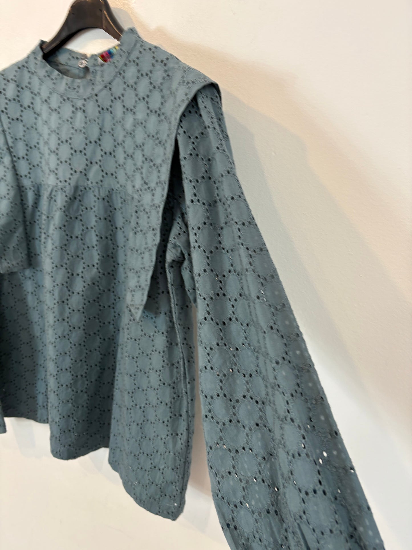 COMPAÑÍA FANTÁSTICA . Blusa azul bordados