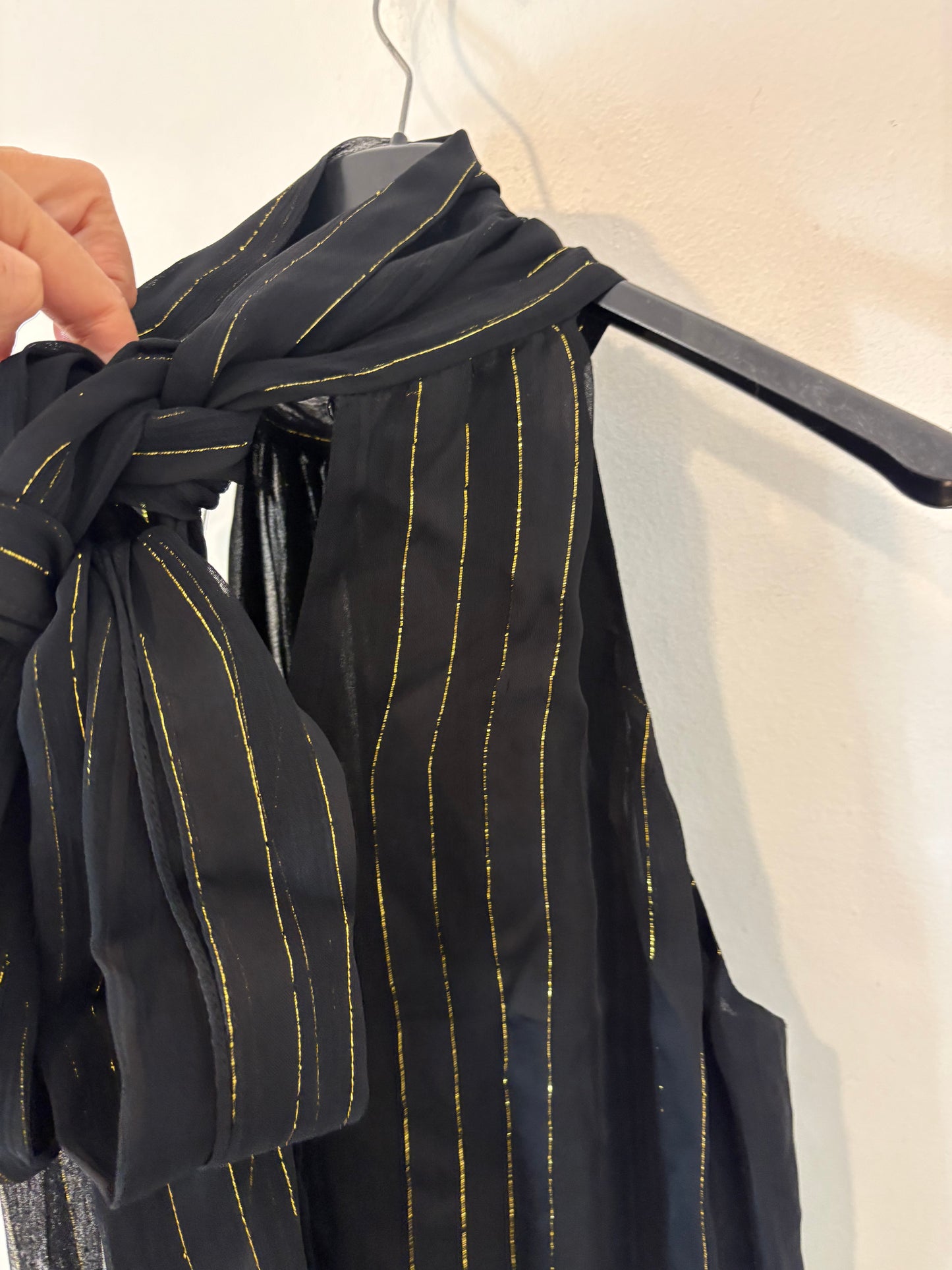 ZARA. Blusa negra sin mangas lazada