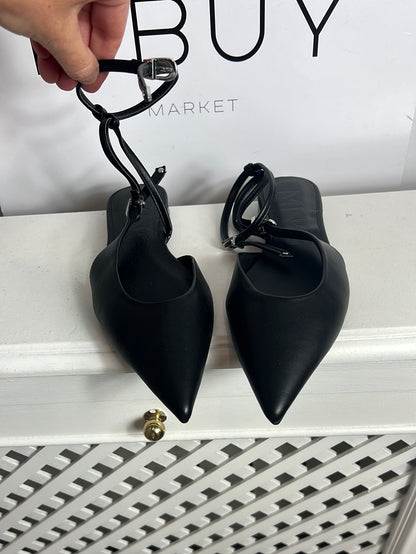 MANGO. Sandalia plana negra pico y Tura al tobillo. T 37