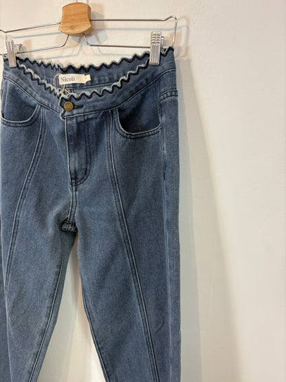 NÍCOLI. Denim recto detalle cintura