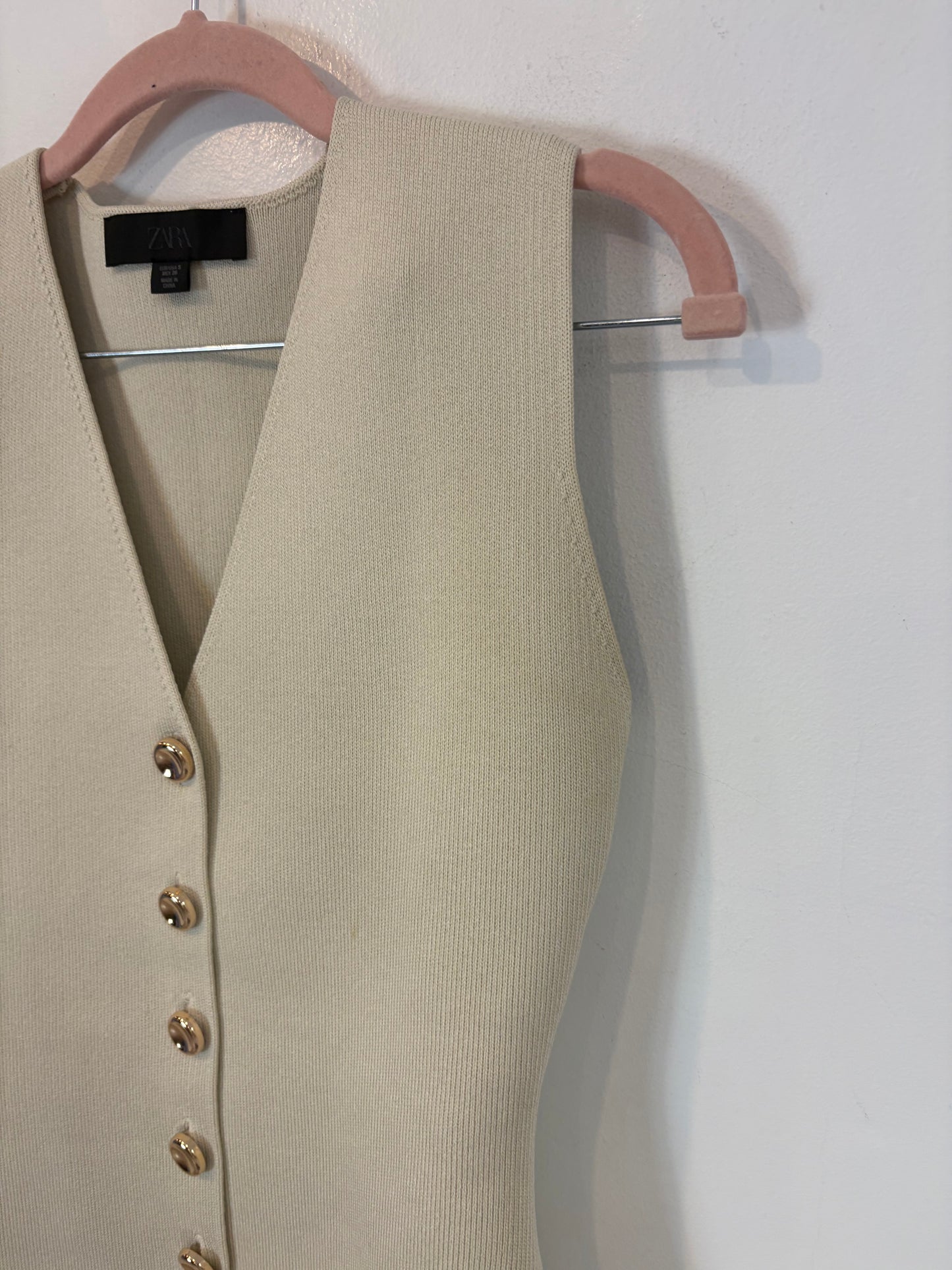 ZARA. Beige buttoned vest. TS (tara)