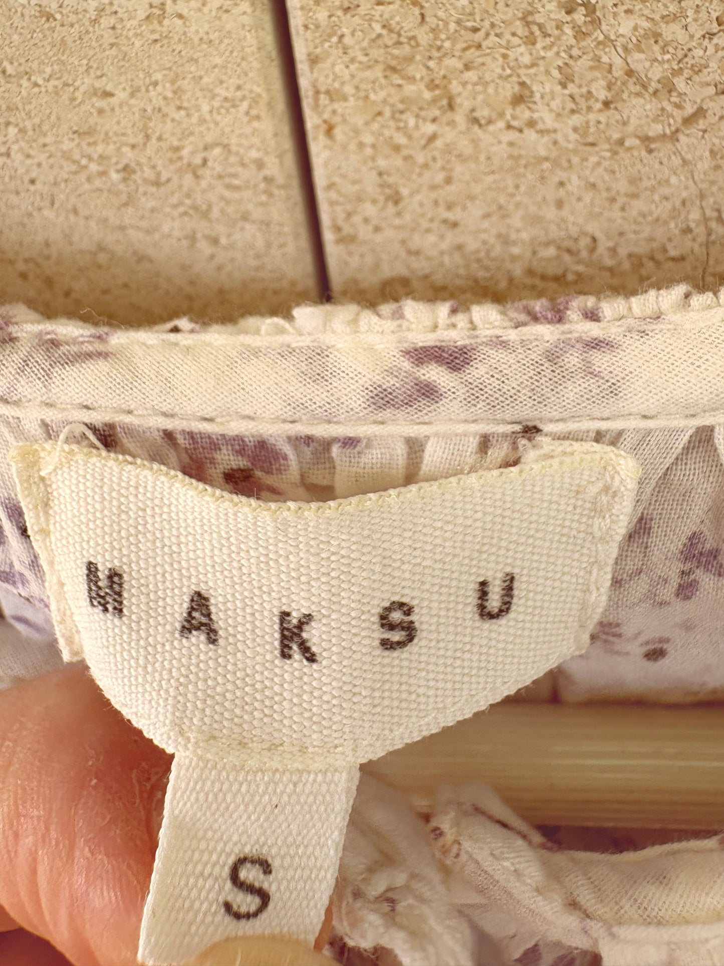 MAKSU. Blusa estampada cuello bordados