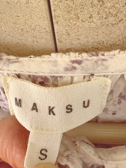 MAKSU. Blusa estampada cuello bordados