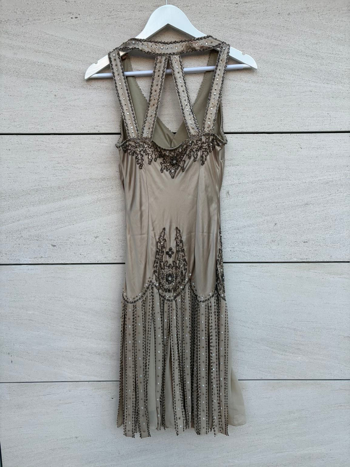VERSACE Jeans Couture. Vestido de cóctel de seda beige con bordados