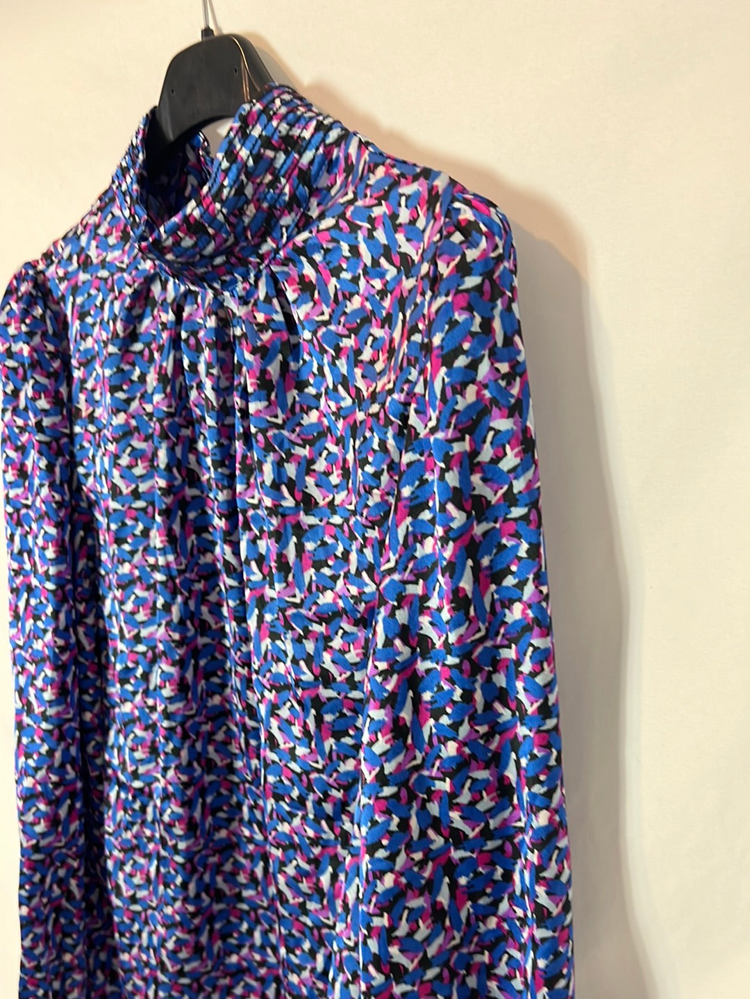 SFERA. Blusa satinada estampado azules. T S