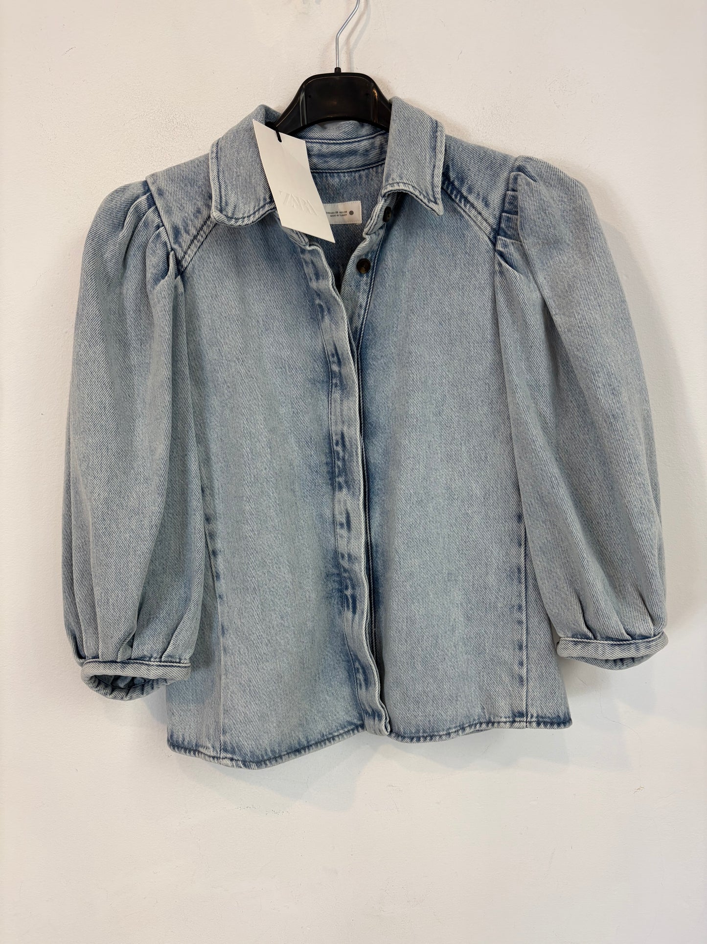 ZARA. Camisa denim manga abullonada