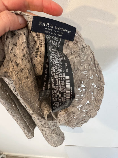 ZARA. Fular textura gris