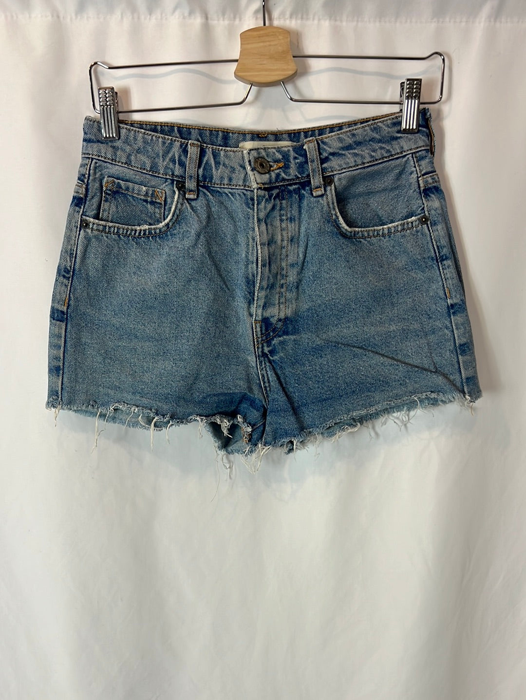 BERSHKA. Pantalón corto denim  abotonadoT.36
